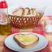 Gli spuntini potevano per essere anche salati ed erano amati sia dai bambini che dai grandi, serviti magari come antipasto per aprire lo stomaco a pranzo. Tra questi cera il classico pane, olio e sale, un vero e proprio must della cucina contadina